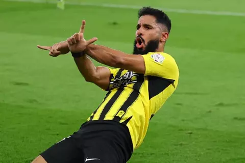  بسبب ضربة الجزاء القاتلة.. ماذا دار بين الشهري وبنزيما في مباراة الاتحاد والرياض؟